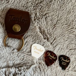Leather Taylor key ring holder with pics 🎸